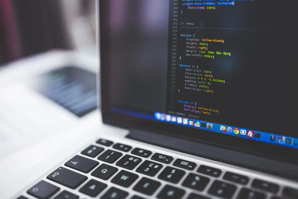 Git rebase ve merge arasındaki lineer commit akış farkı şeması Görseli